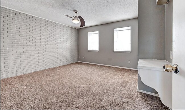 Este es el habitación con dirección hacia el sur, con baño adjunto - 11317 N May Ave