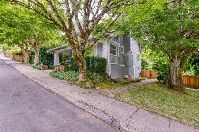 Foto del edificio - Stunning Portland Heights Craftsman for Re...