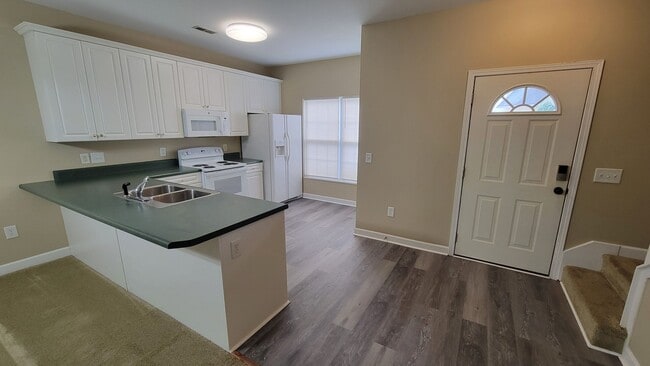 Foto del edificio - AVAILABLE NOW, $825 OFF FIRST FULL MONTH OF RENT!
