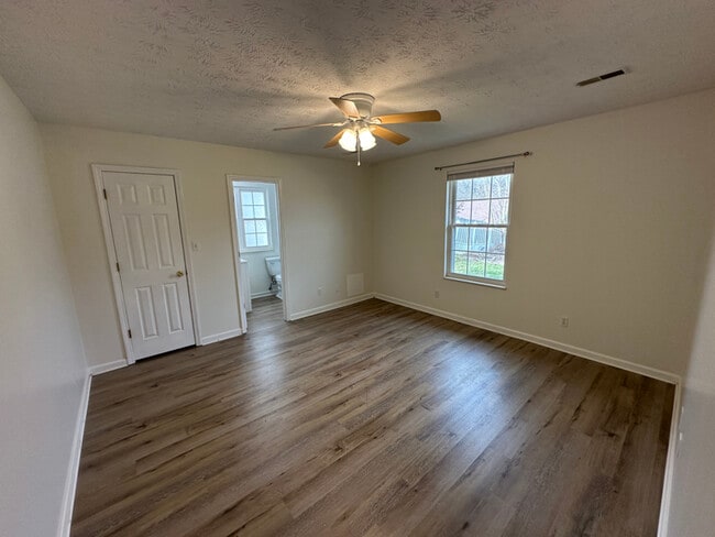 Foto del edificio - 7643 Cotton Patch Rd