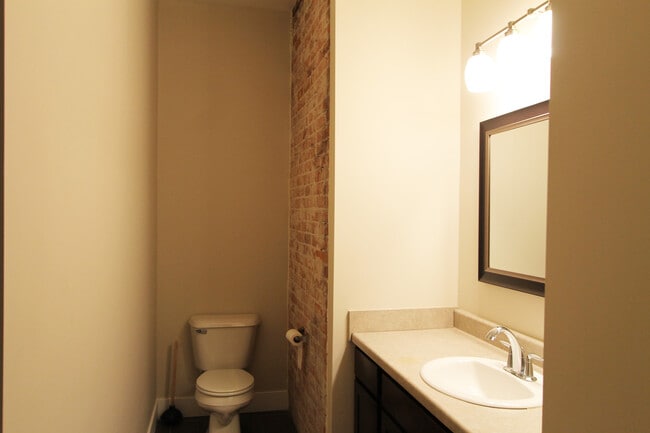 Foto del edificio - Midtown Renovated Duplex - Hardwood Floors, Exposed Brick