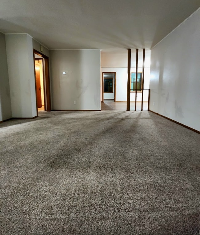 Building Photo - Spacious Four Bedroom Home, Perfectly Loca...
