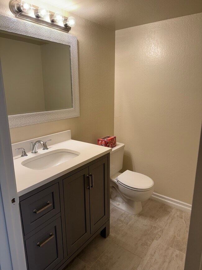 Medio baño en el primer piso - 10824 Palms Blvd