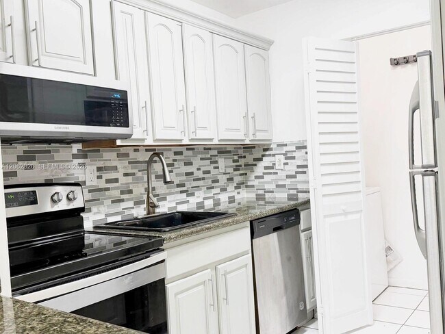 Foto del edificio - 20681 NE 4th Pl