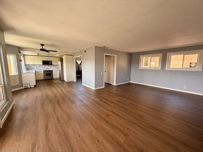 Building Photo - Large 3 bedroom home in quiet neighborhood cul-de-sac with amazing views