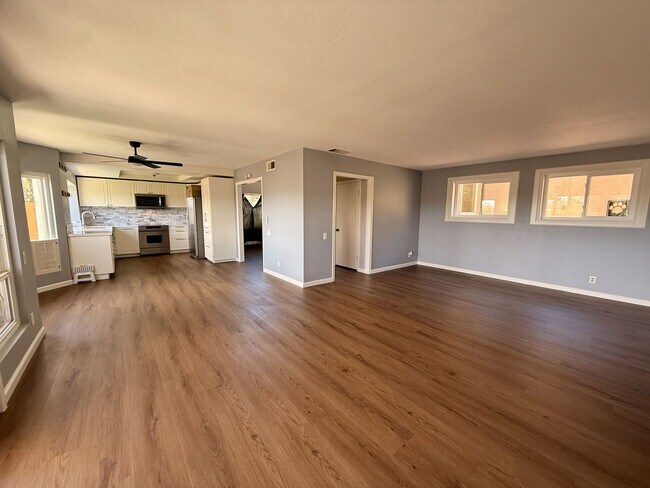 Foto del edificio - Large 3 bedroom home in quiet neighborhood cul-de-sac with amazing views