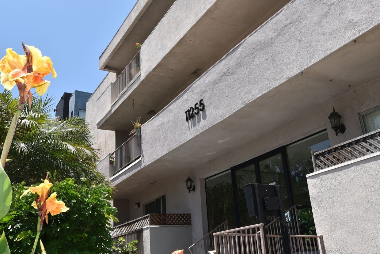 Primary Photo - 11255 Camarillo St
