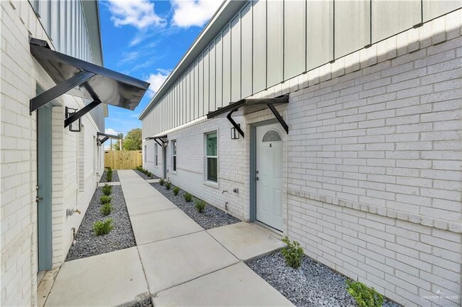Building Photo - 1602 Playa Dr