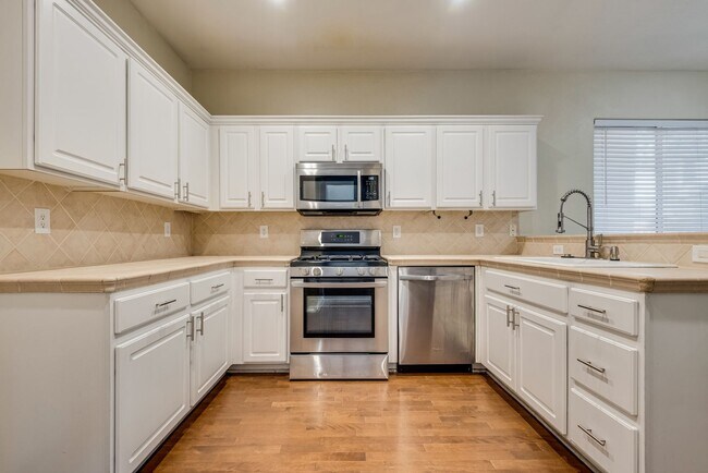 Foto del edificio - Beautifully Maintained Two-Story Home with Updated Kitchen and Private Patio