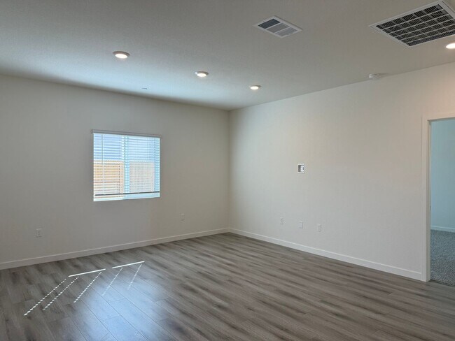 Building Photo - Beautiful 4 bed 2 bath located in West Ros...