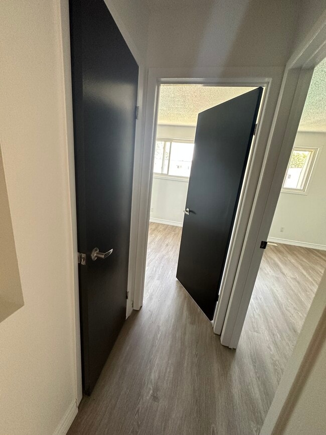 Building Photo - Large 3 Bedroom Townhouse Available