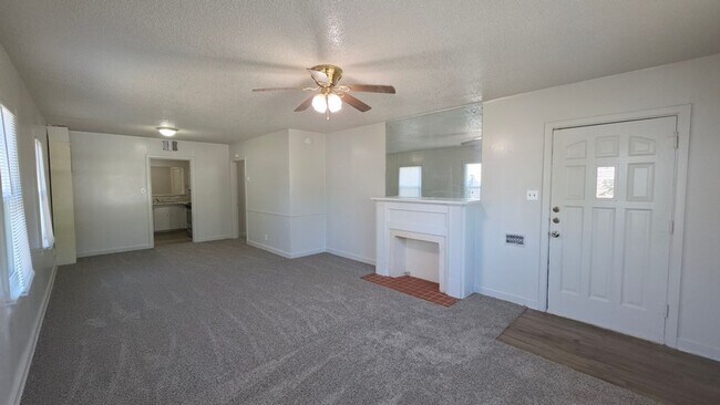 Foto del edificio - Spacious, Fresh, and Ready for Your Style: 3 Bed 2 Bath