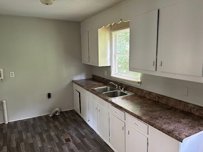 Foto del edificio - MOVE IN READY!!! $0.00 APPLICATION FEES FO...