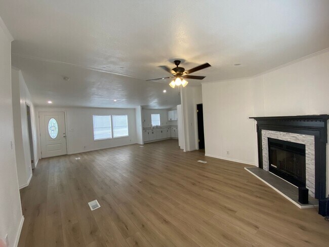 Building Photo - 3 Bedroom 2bath + office on almost 1/2 acr...
