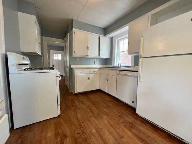 Building Photo - Spacious super clean 3 BR home close to Ba...
