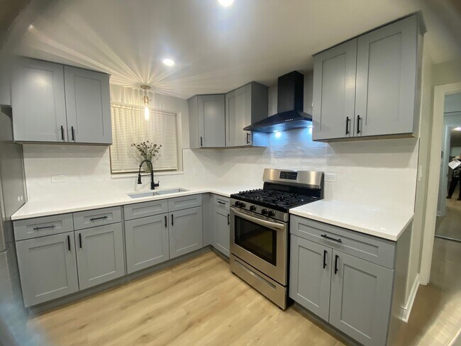 Foto del edificio - 2511 N Laramie Ave