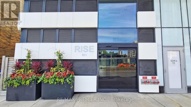 Building Photo - 501-501 St Clair Ave W