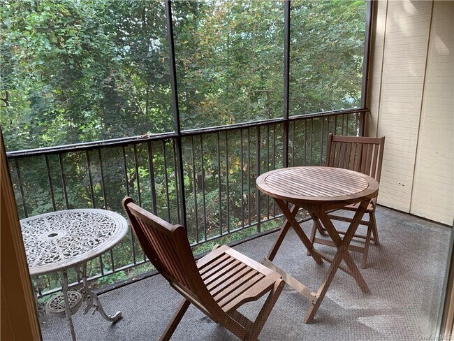 Foto del edificio - 51 Haines Rd