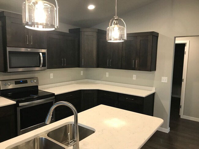 Foto del edificio - 4 Bed 3 Bath Single Family Home