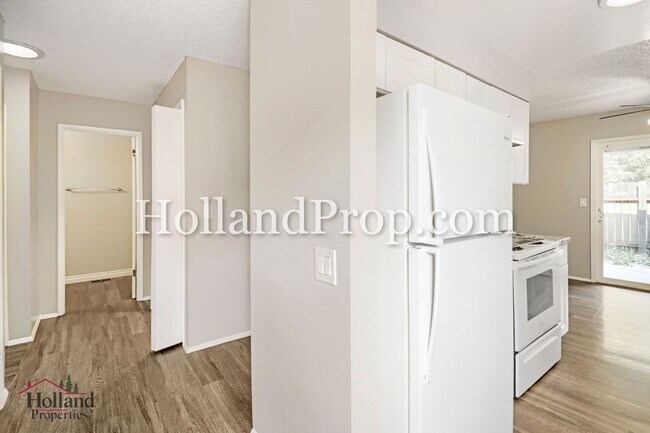 Foto del edificio - Charming 3-Bedroom Duplex with Fenced Yard, Fireplace & Garage Near Hwy 26!