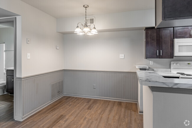 2BR, 2BA - 950SF - Petersburg Square Apartments