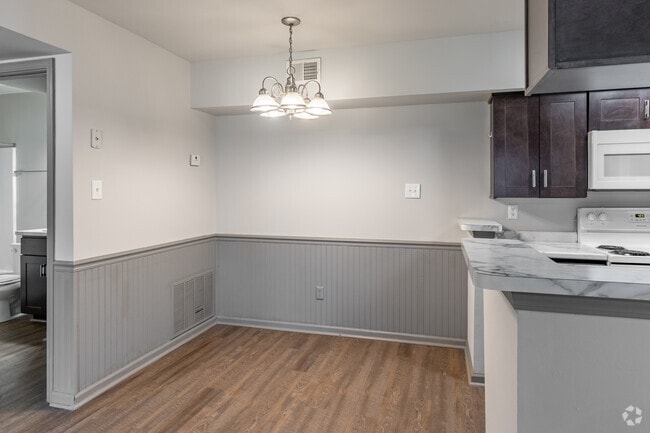 2BR, 2BA - 950SF - Petersburg Square
