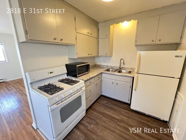 Building Photo - Spacious 2-Bedroom Upper-Level Unit - Avai...