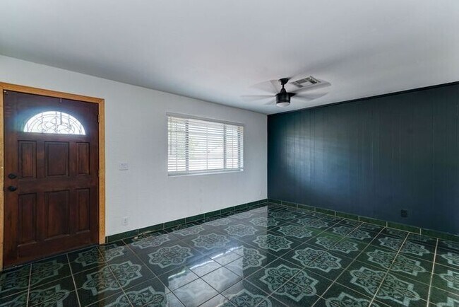 Foto del edificio - COMING SOON! Spacious 4-Bed Home Near South Mountain with Views and Upgrades