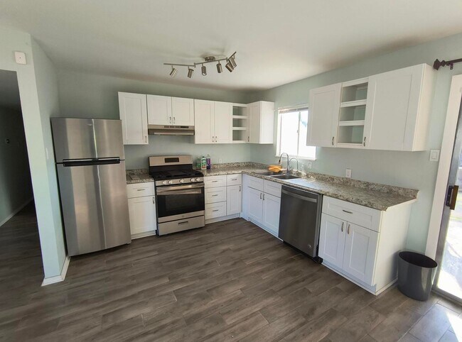 Building Photo - Cute 3 bedroom 2 bath Home AVAILABLE SOON!
