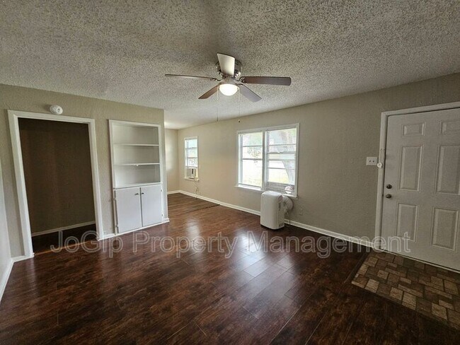 Foto del edificio - 6365 Hollis Ave