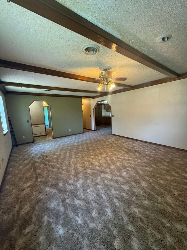 Foto del edificio - 3bedroom 2bedrooms 2 car garage 1/2 off 1st month's rent