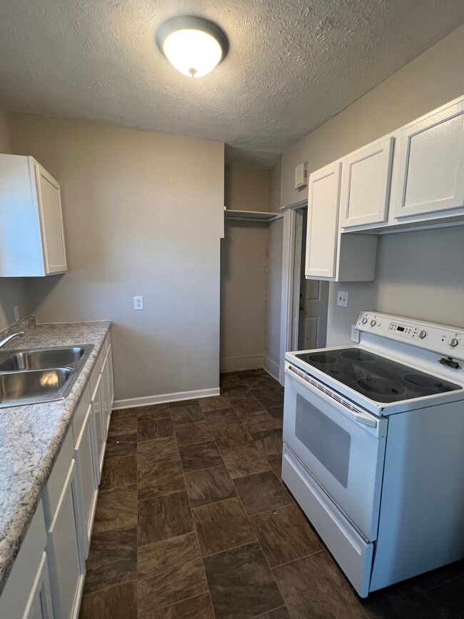 Building Photo - 3 Bedroom/ 1 Bathroom $995