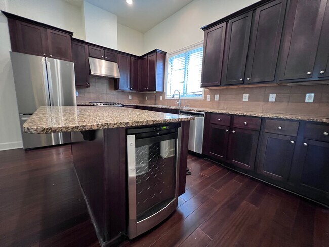 Nevera para vinos y amplio espacio de almacenamiento. - 3210 Carlisle Street