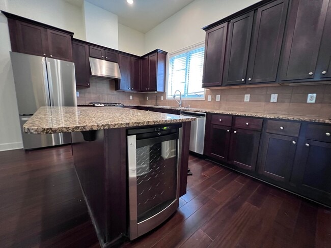 Wine Fridge and ample storage - 3210 Carlisle Street