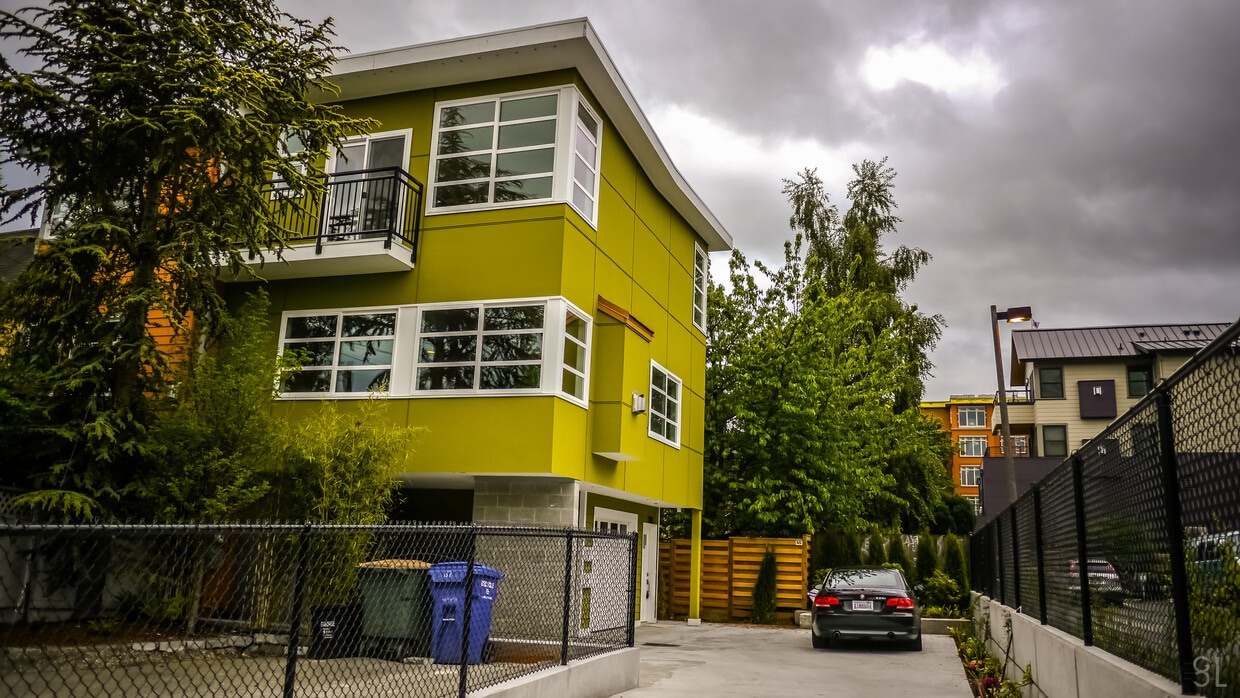 Foto principal - 2215 E John St