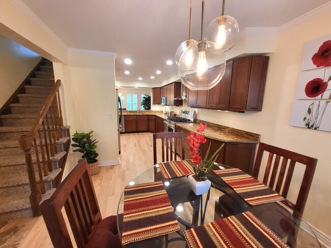 Eat In Kitchen - 1518 E Nichols Cir