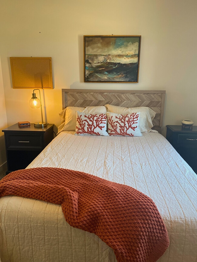 Habitación 2: Incluye mesitas de noche, lámpara y una cómoda con mucho espacio de almacenamiento. - 8941 E 24th Ln