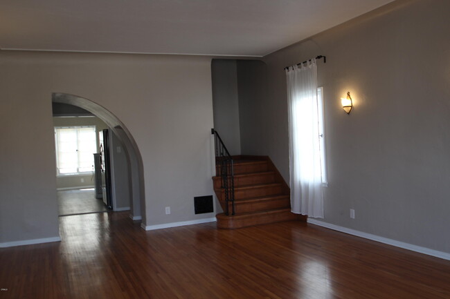 Building Photo - 855 1/2 N Alexandria Ave