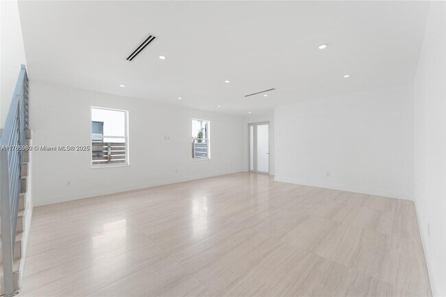 Foto del edificio - 1352 SW 22nd St