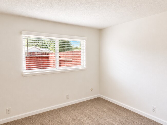 Foto del edificio - 5926-5928 Hilltop Drive