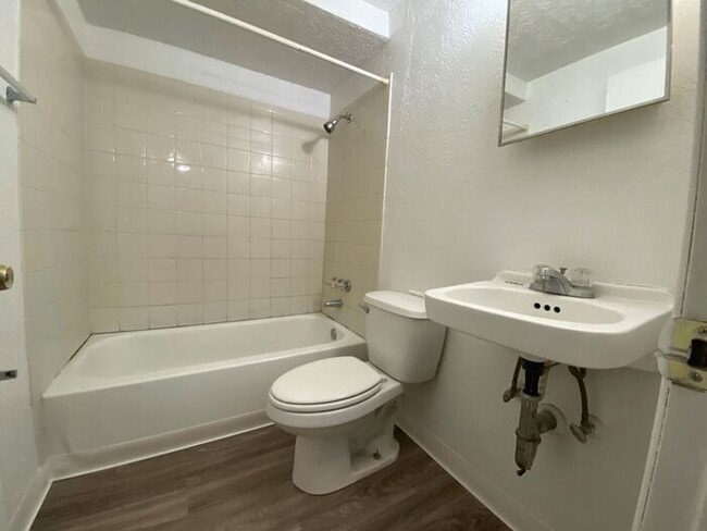 Building Photo - Great Studio Near UNM! Utilities Included!