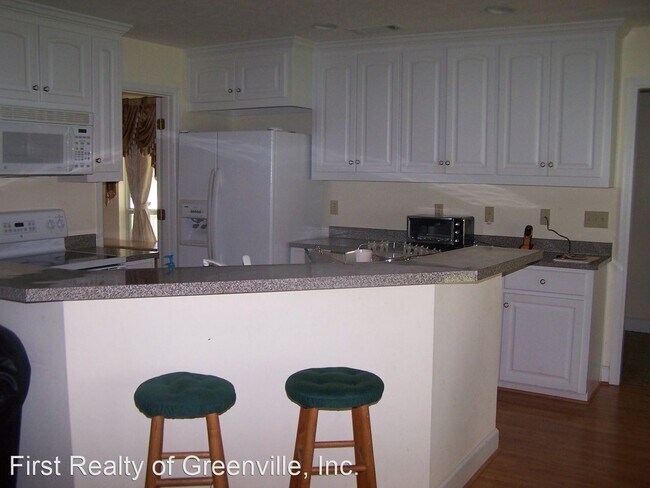 Building Photo - 3 br, 2 bath House - 640 Camelot Dr.