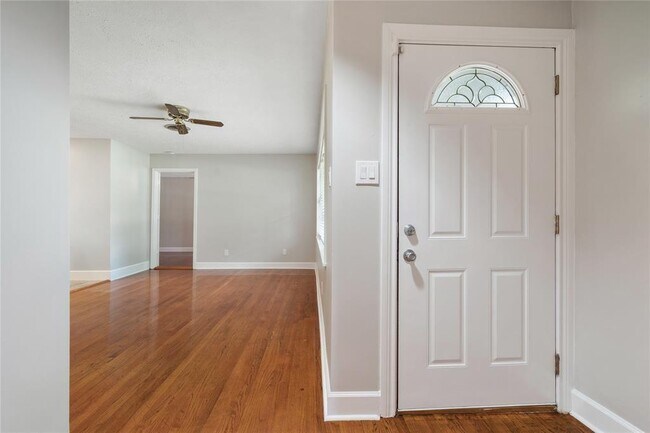 Foto del edificio - 8527 Ridgepoint Dr