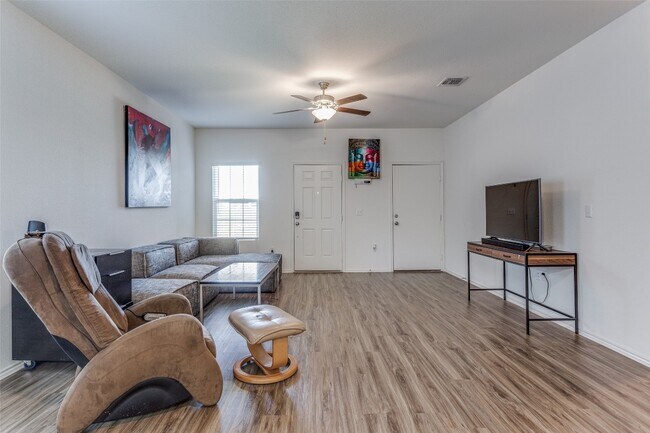 Foto del edificio - 7009 Tonka Ln