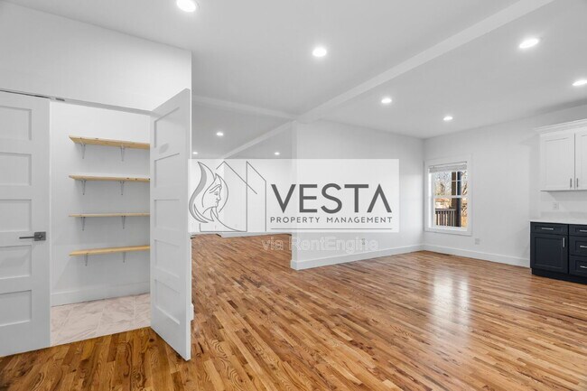 Building Photo - 510 Deaverview Rd