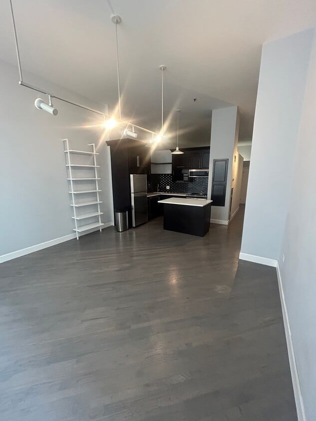 UPDATED 1 bed 1 bath Condo IN UNIT LAUNDRY - UPDATED 1 bed 1 bath Condo IN UNIT LAUNDRY