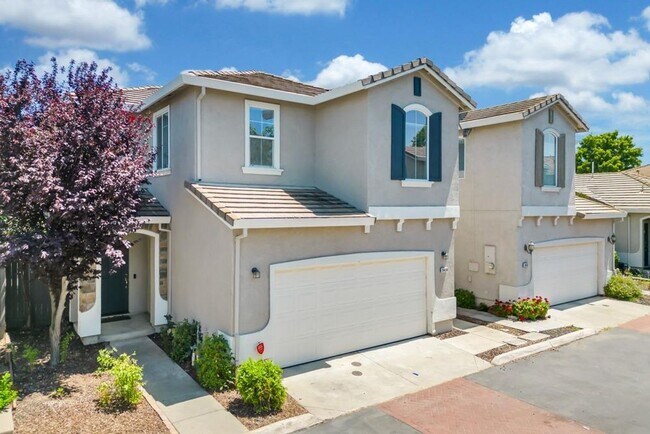 Building Photo - Beautiful 3 bed 2.5 bath in Natomas!