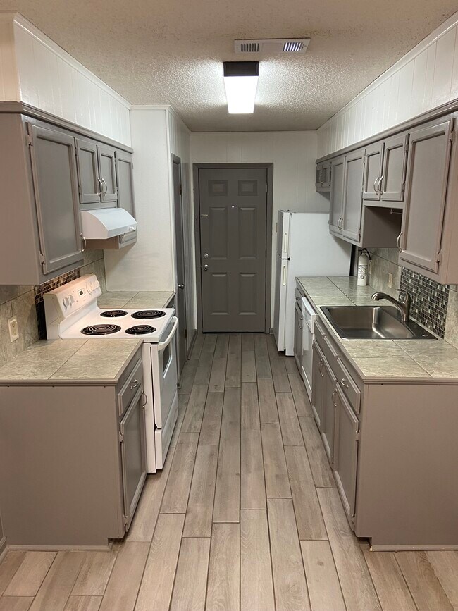 Galley Kitchen - 6154 Parkforest Dr