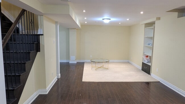 Building Photo - 560 Dahlia Cres