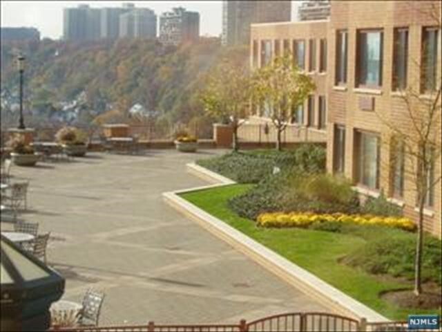 Foto del edificio - 100 Old Palisade Rd